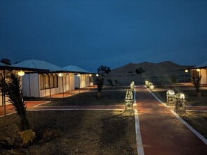 Deluxe Triple Room | Living area