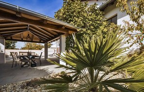 Outdoor dining - Awesome home in Polaca (Polaca)