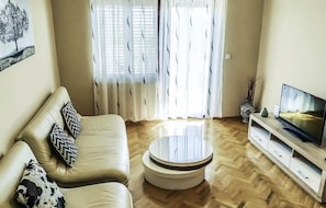 Televisión, mesa de ping pong