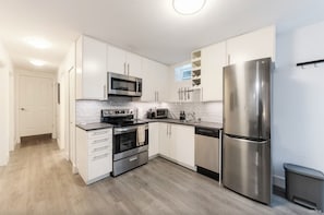 Kühlschrank, Mikrowelle, Ofen, Herdplatte