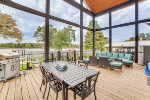Outdoor dining - Private Dock & Yard! Modern Getaway in Mabank (Mabank)
