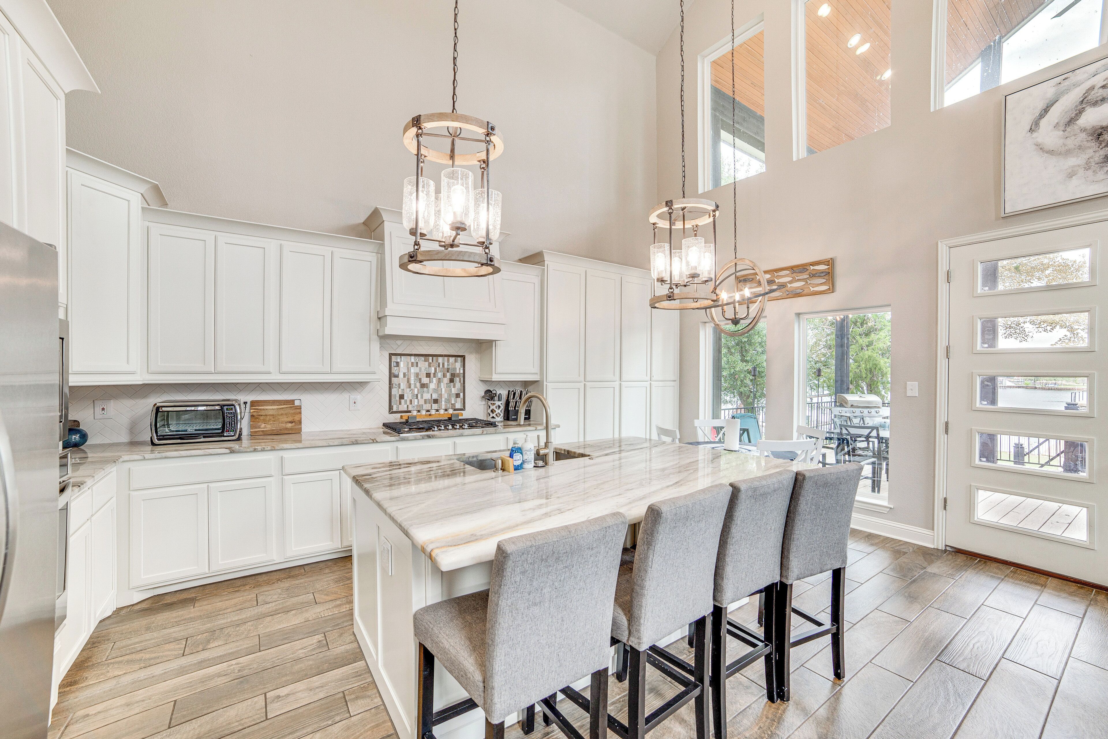 Kühlschrank, Mikrowelle, Herdplatte, Geschirrspüler