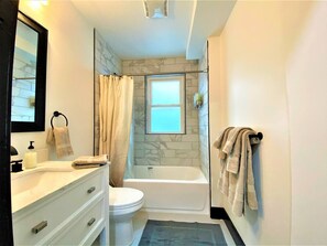 Hair dryer, towels - Beautiful Clean Fully Renovated Home near OSU (Columbus)