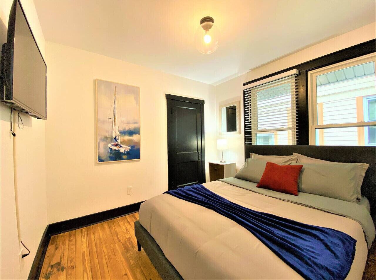 5 bedrooms, desk, iron/ironing board, travel crib
