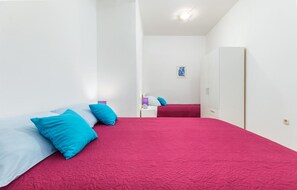 1 slaapkamer, een strijkplank/strijkijzer, gratis wifi