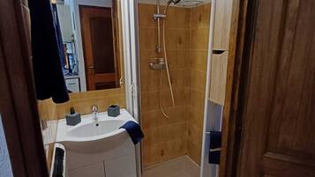 Sèche-cheveux, serviettes fournies, savon, papier toilette