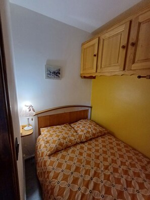 1 bedroom, bed sheets