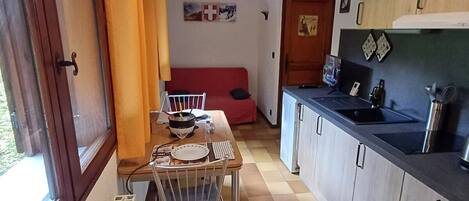 Microondas, horno y placa de cocina