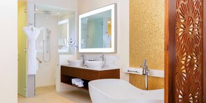 Haartrockner, Bidet, Handtücher, Seife