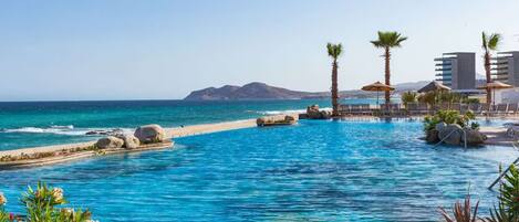 Una piscina techada, una piscina al aire libre