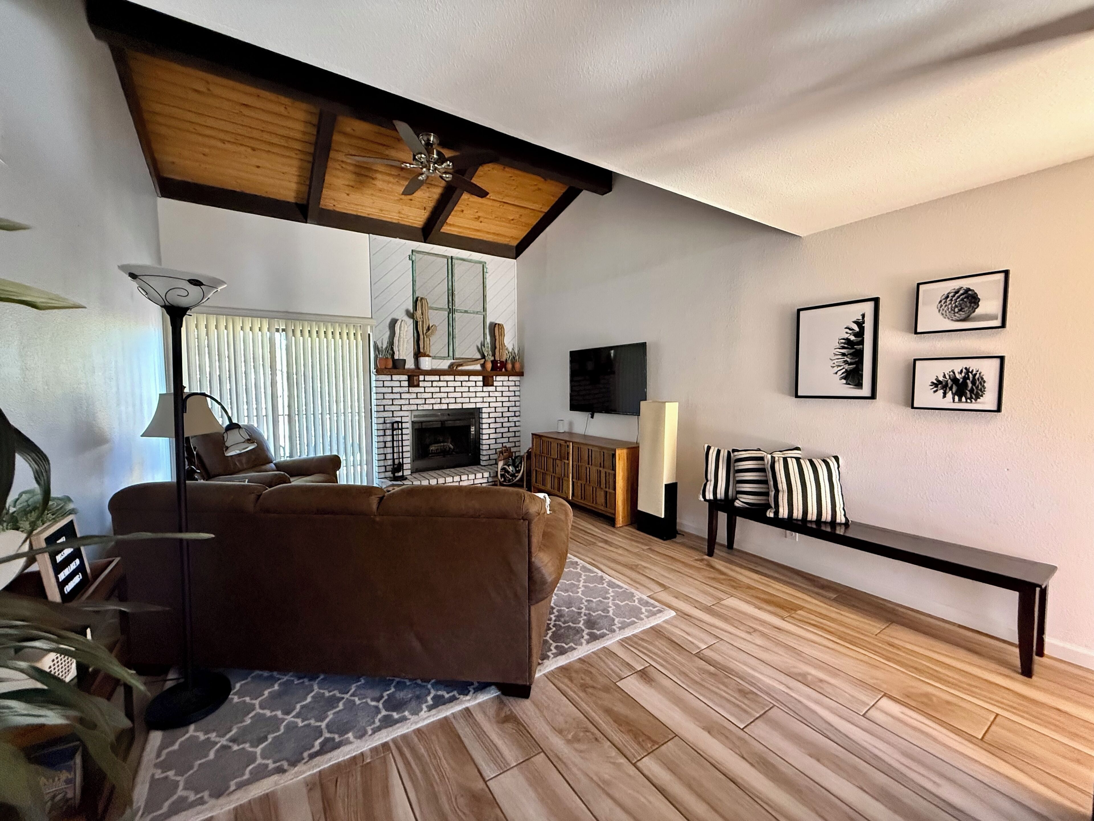 TV, fireplace
