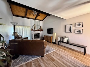 TV, fireplace