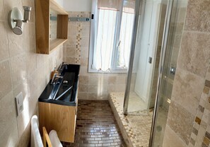 Shower, hair dryer, towels, soap - Family home near the beach, enclosed garden, 4 bedrooms, sleeps 10 (Loctudy)
