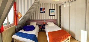 4 bedrooms, desk, iron/ironing board, travel crib - Family home near the beach, enclosed garden, 4 bedrooms, sleeps 10 (Loctudy)