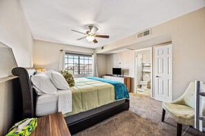 Iron/ironing board, free WiFi, bed sheets - Charming Scottsdale Villa - Minutes to Old Town • Close to ASU • Garage Parking (Scottsdale)