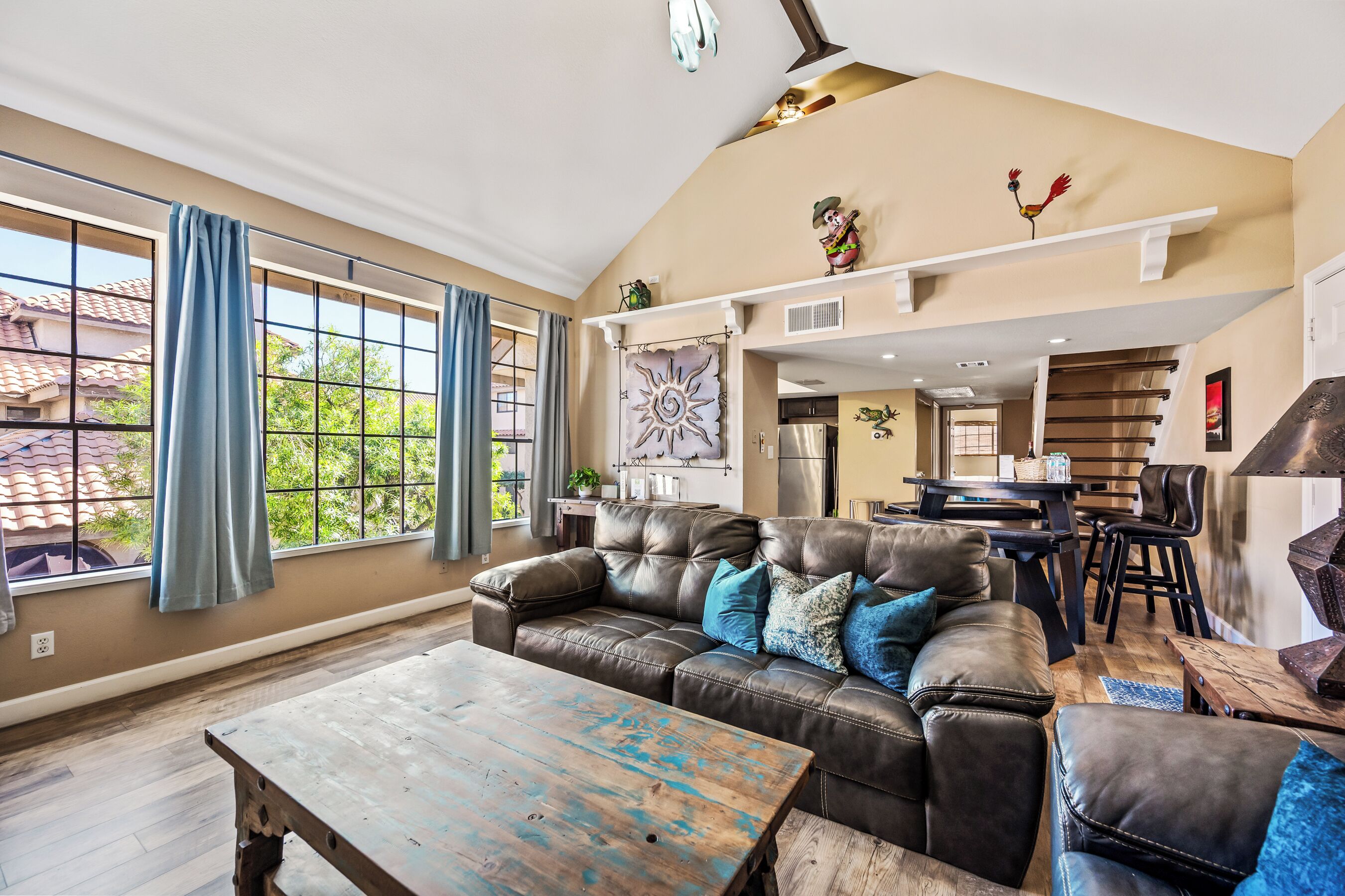 智能电视、壁炉、DVD 播放器