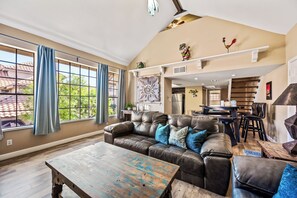 Een smart-tv, een open haard en een dvd-speler