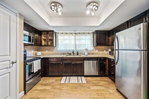 Een koelkast, een magnetron, een oven, een kookplaat