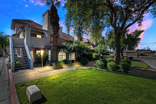 Charming Scottsdale Villa - Minutes to Old Town • Close to ASU • Garage Parking