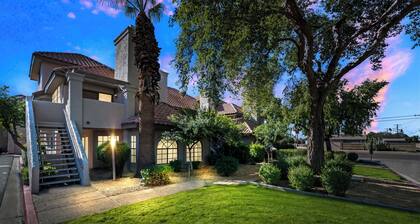 Charming Scottsdale Villa - Minutes to Old Town • Close to ASU • Garage Parking