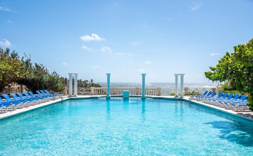 A beautifully appointed 1-bdrm, 2-bath resort villa atop Barbados’ most celebrated cliffside, w/ panoramic ocean views & designer interiors. Dedicated concierge service & complimentary airport transfers.