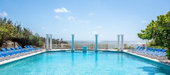 A beautifully appointed 1-bdrm, 2-bath resort villa atop Barbados’ most celebrated cliffside, w/ panoramic ocean views & designer interiors. Dedicated concierge service & complimentary airport transfers.