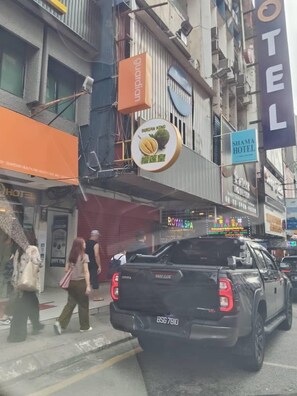 Vista frontal de la propiedad