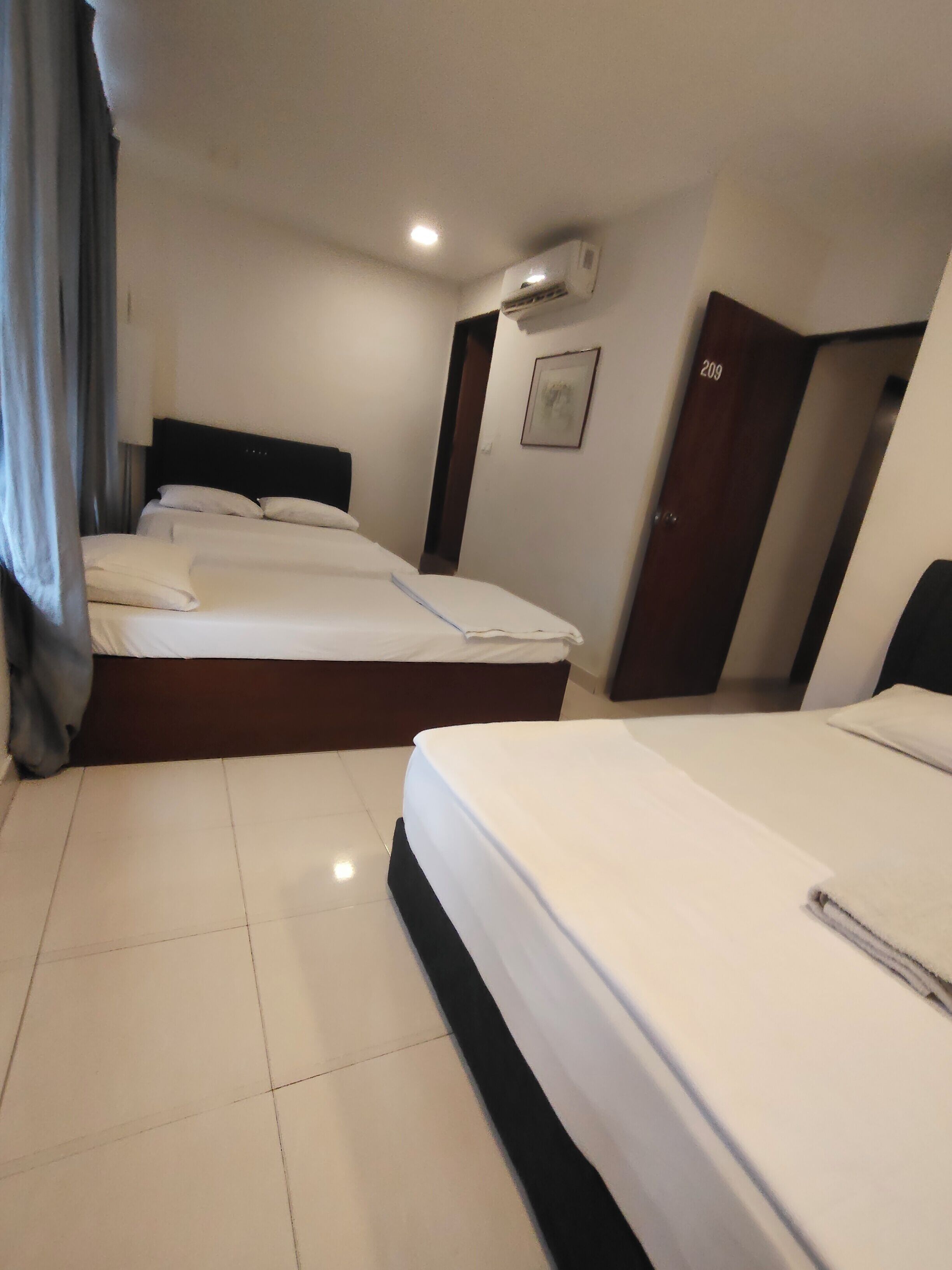 Habitació quàdruple clàssica, vistes a la ciutat | Planxa i posts de planxar i wifi gratuïta 