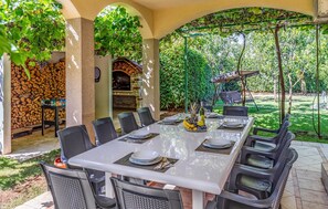 Outdoor dining - Beautiful apartment in Pula with outdoor swimming pool (Pula)