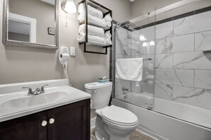 Haartrockner, Handtücher, Seife, Toilettenpapier