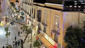 Een nachtzicht op een historische straat met gebouwen met balkons en traditionele architectuur.
