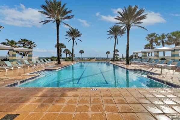 Alberca al aire libre y alberca climatizada