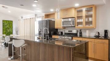 Een magnetron, een oven, een kookplaat, een vaatwasser