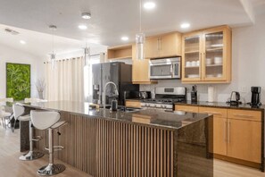 Een magnetron, een oven, een kookplaat, een vaatwasser