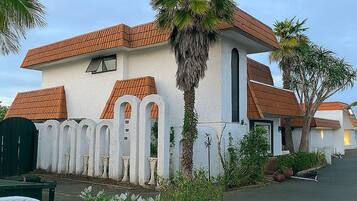 Mørklægningsgardiner, strygejern/strygebræt, gratis Wi-Fi