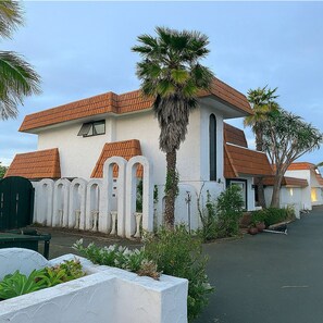 Cortinas blackout, tabla de planchar con plancha y wifi gratis
