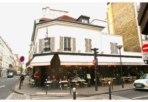 Outdoor dining - Living room+bedroom+bathroom: private (Paris)