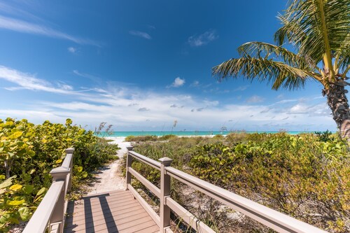 Luxury Beachfront Escape with Designer Touches -Kings Crown 101- Sanibel