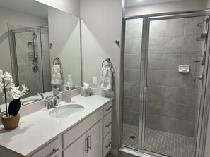 Shower, hair dryer, towels, soap - Brand New 2-bedroom condo at Webb's Reserve Country Club in Babcock Ranch (Punta Gorda)