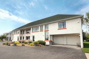 Exterior - Howard Johnson By Wyndham Brampton (Brampton)