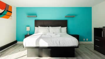 Un dormitorio moderno con cama, mesitas de noche y cómoda.