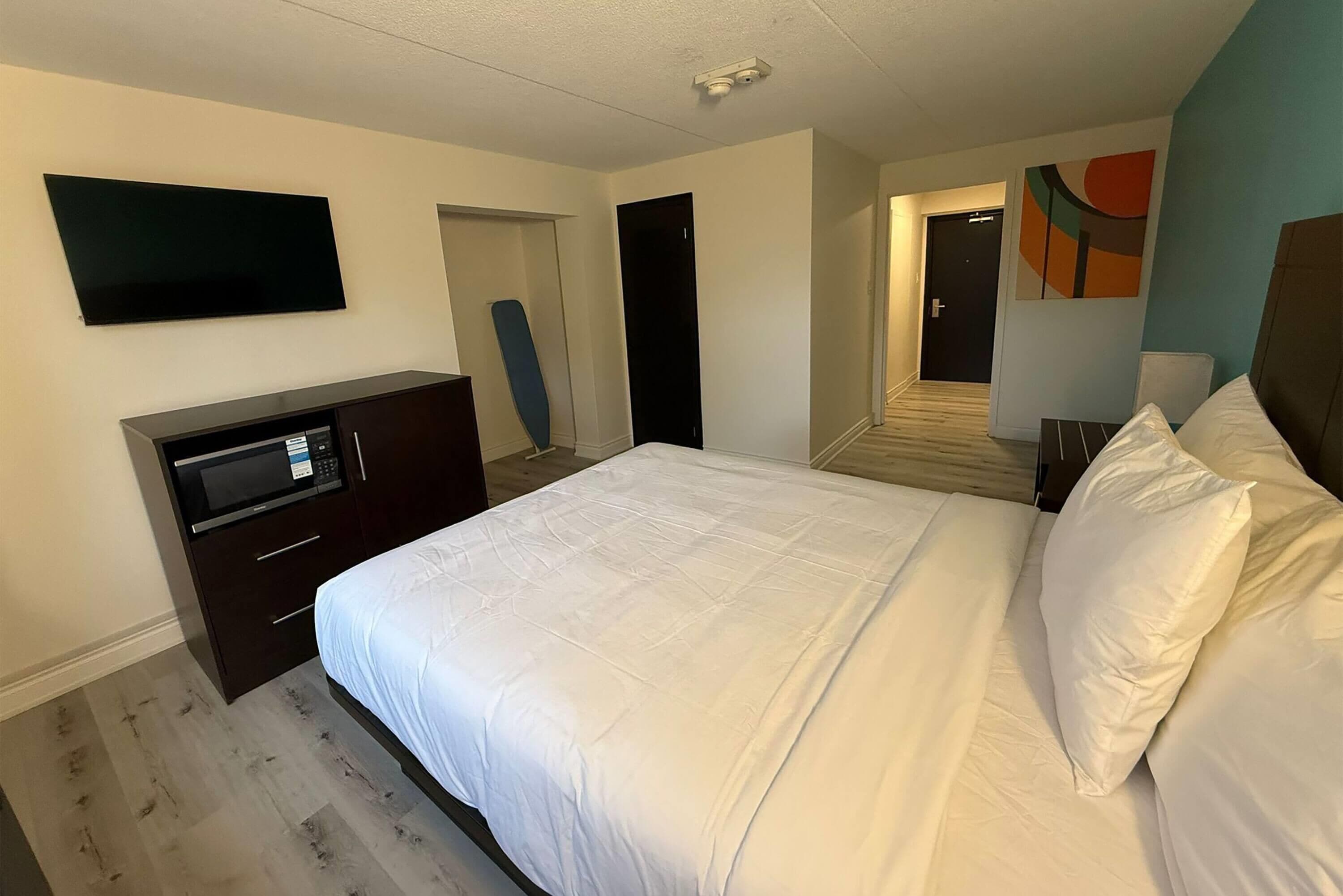 Room, 1 Queen Bed, Non Smoking | Free WiFi