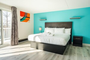 Escritorio, cortinas blackout y tabla de planchar con plancha 