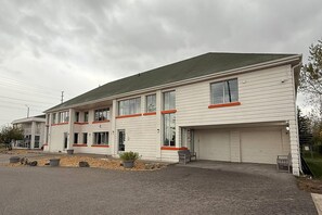 Exterior - Howard Johnson By Wyndham Brampton (Brampton)