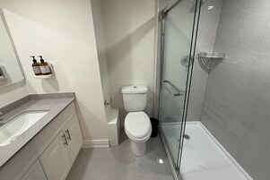 Dusche, kostenlose Toilettenartikel, Haartrockner, Handtücher