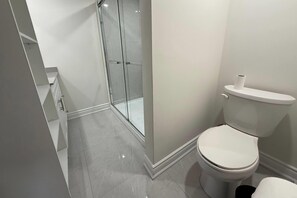 Bathroom - Howard Johnson By Wyndham Brampton (Brampton)