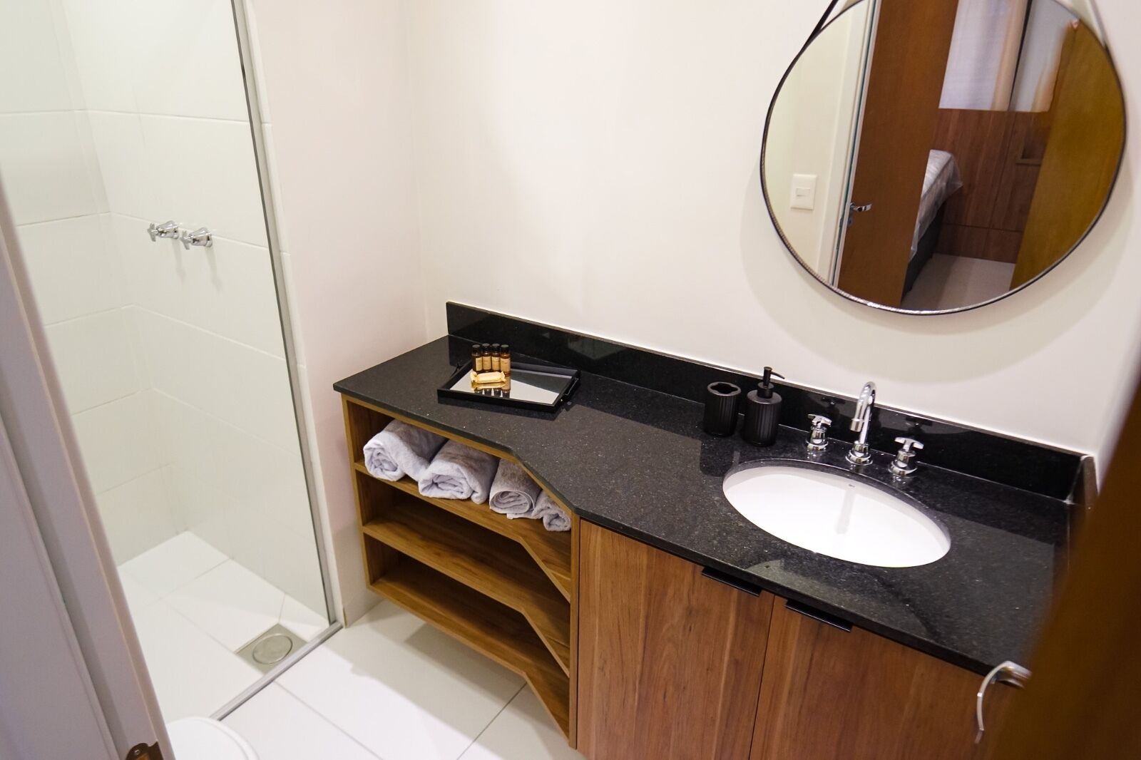 Een douche, een haardroger, handdoeken, zeep