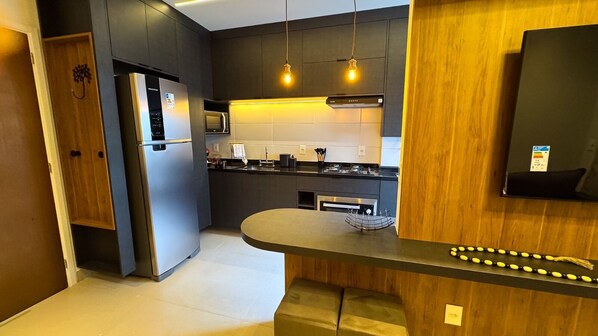 Microondas, horno y placa de cocina