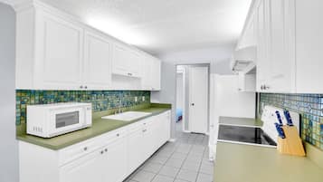 Microondas, horno y lavavajillas