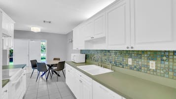 Micro-ondas, fogão, lava-louças